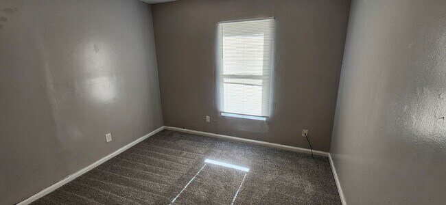 Building Photo - 3 Bedroom Home in Columbus