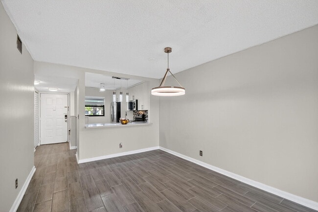 Building Photo - 7142 Golf Colony Ct