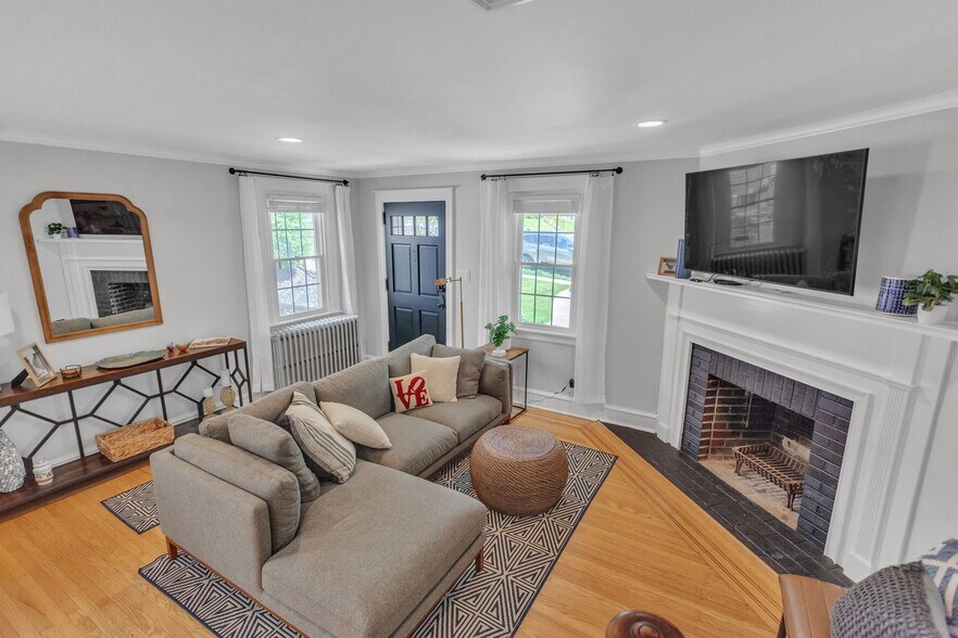 Living Room - 2314 Bryn Mawr Ave