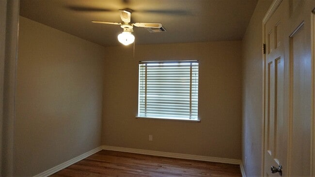 Building Photo - 4 BED 2 BATH 1 CAR GARAGE PLUS CARPORT IN STEVE PENNINGTON ADDITION