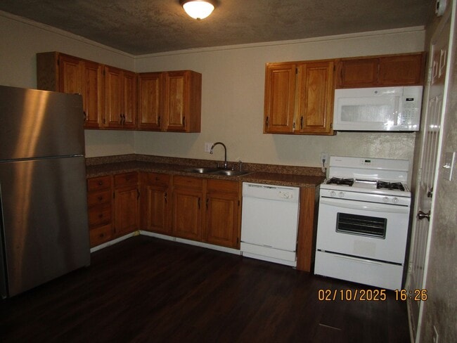 Building Photo - New listing! 3 bedrooms/1 bath/garage with carport