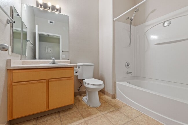 Building Photo - Fabulous Downstairs Condo at Silver Creek!