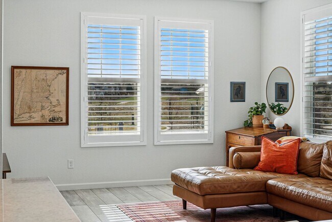 Building Photo - Spacious 3BR/3BA Townhome-Available NOW!