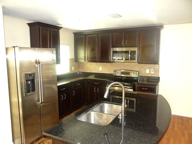 Building Photo - 4 bedroom, 2.5 bath, 1 car garage townhouse