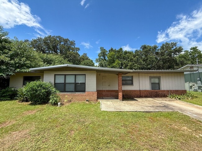 Primary Photo - 3 bedroom 1.5 bath home with bonus room av...