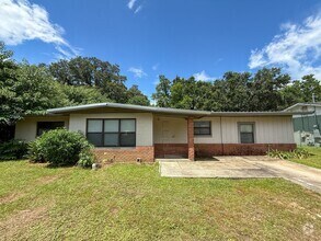 Building Photo - 3 bedroom 1.5 bath home with bonus room av...