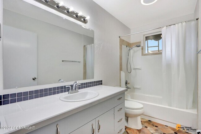 Building Photo - The Single-Family Alternative: 4BD/2BA Triplex Unit with Modern Comforts