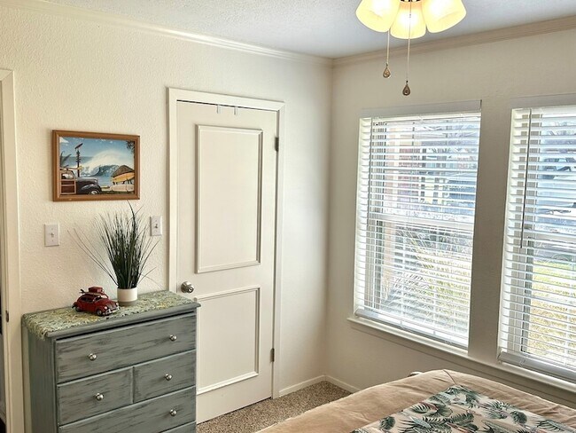 Building Photo - 3713 Lake Vista Ct