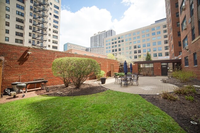 Building Photo - 2909 N Sheridan Rd