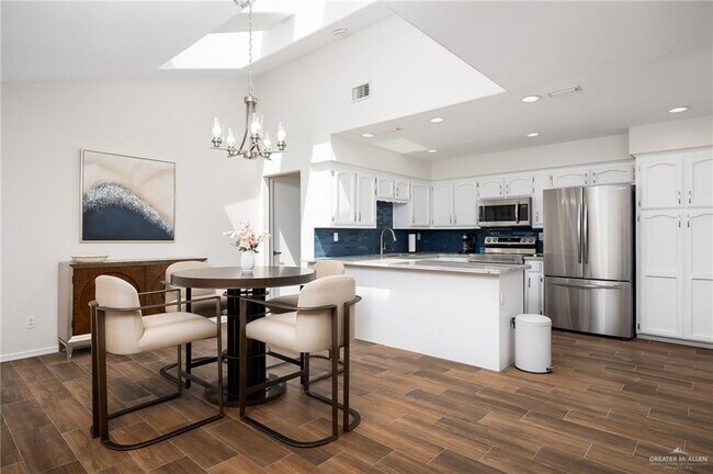Building Photo - 1111 Lake View Dr