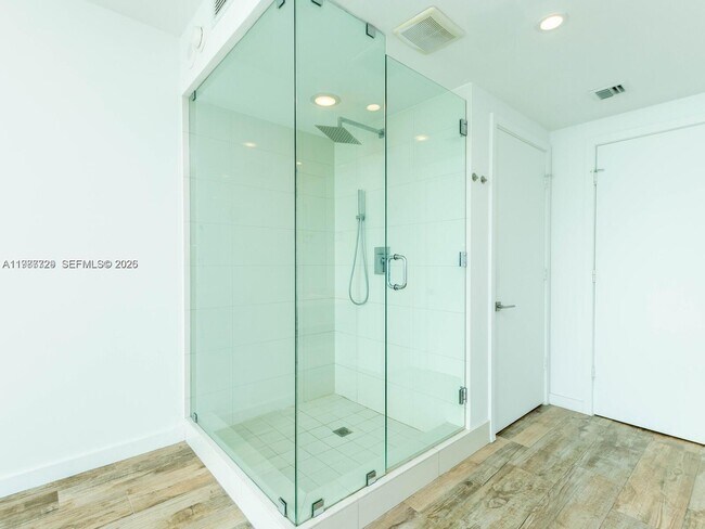 Building Photo - 650 NE 32nd St