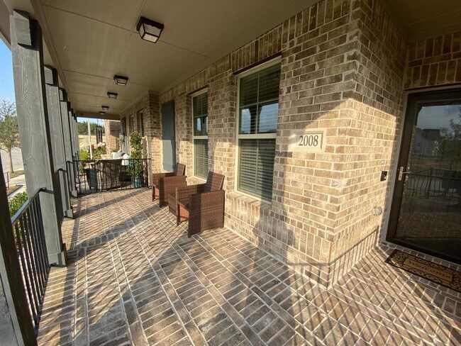 Building Photo - 2008 Naples Dr