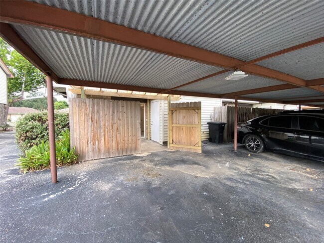 Building Photo - 10682 Hazelhurst Dr