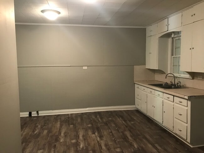 Building Photo - AVAILABLE NOW!