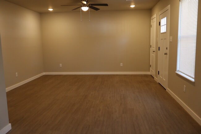 Building Photo - 1328 Seals St