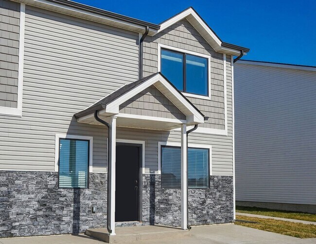 Building Photo - Beautiful near-new townhouse in Urbandale, available mid-August
