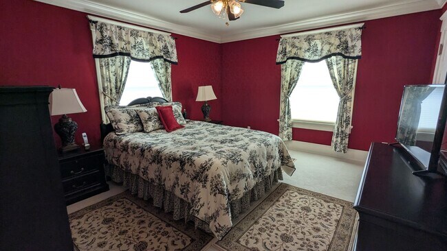 Building Photo - Welcome to this fully furnished 3-bedroom, 1.5-bath home in Massillon