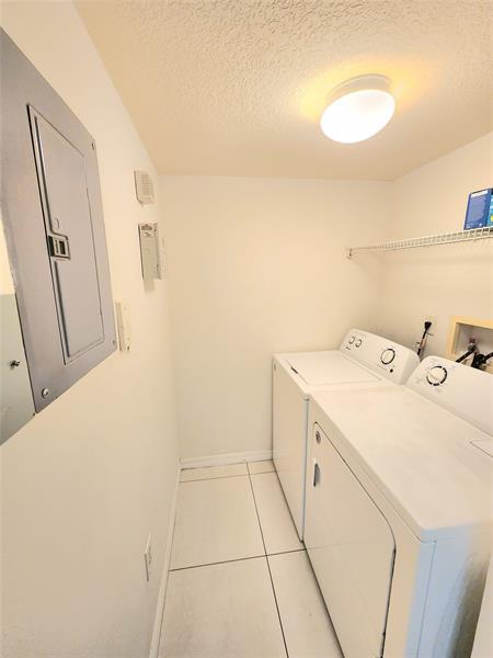 Building Photo - 1021 Villa Cir