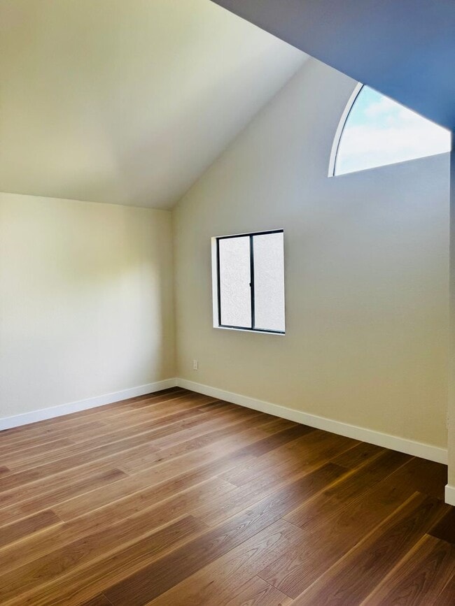 Building Photo - Remodelled 3/3 Townhome For Rent in Huntin...