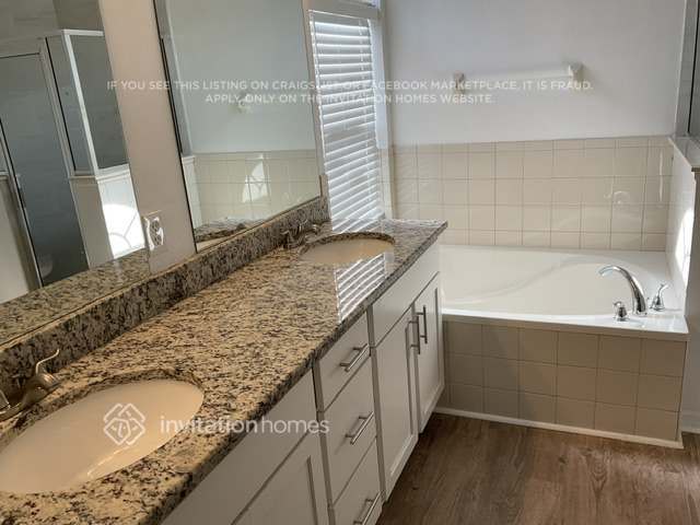 Building Photo - 402 Sycamore Springs St