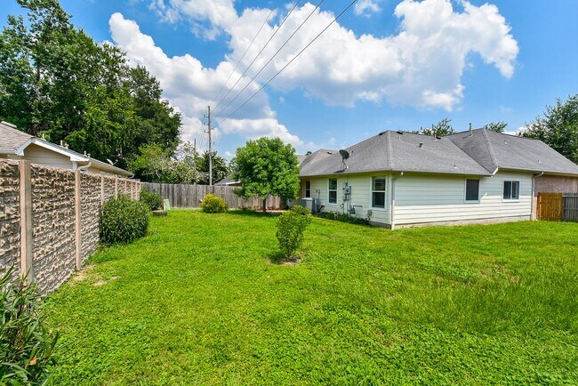 Building Photo - 15975 Cottage Ivy Cir