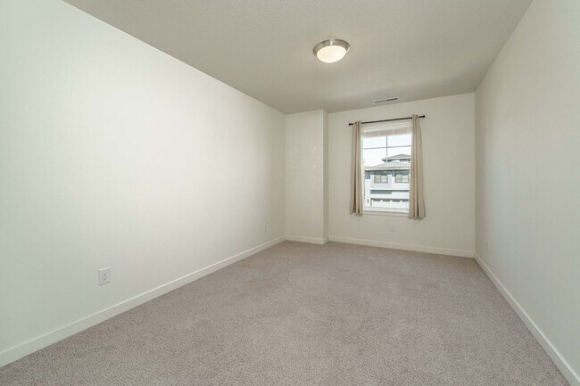 Building Photo - Light, Bright & Move-In Ready – 3BR Gem in Prime Ridgefield Location!  (Pet Friendly)