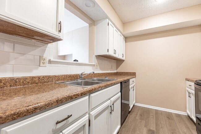 Building Photo - 5814 Pineway St