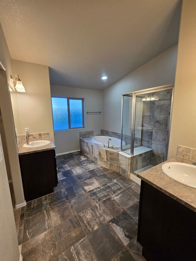 Building Photo - 1058 E Ranch Dr