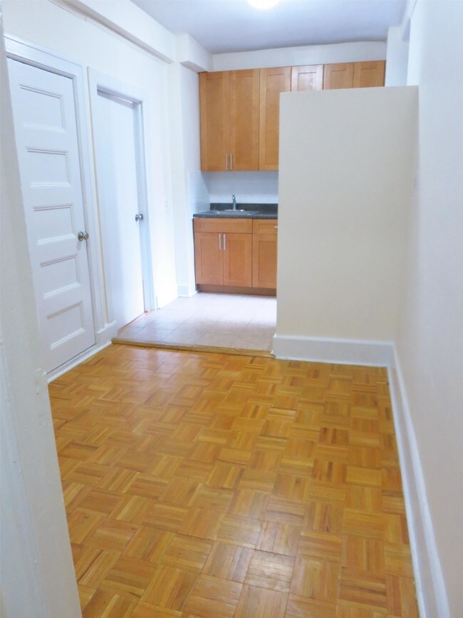 Building Photo - 154 E 79th St