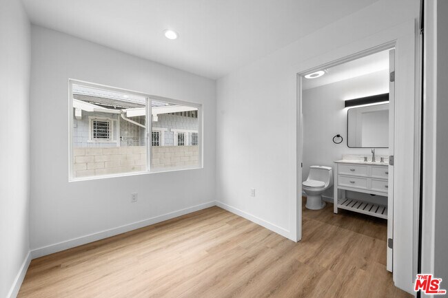 Building Photo - 1537 N Kingsley Dr