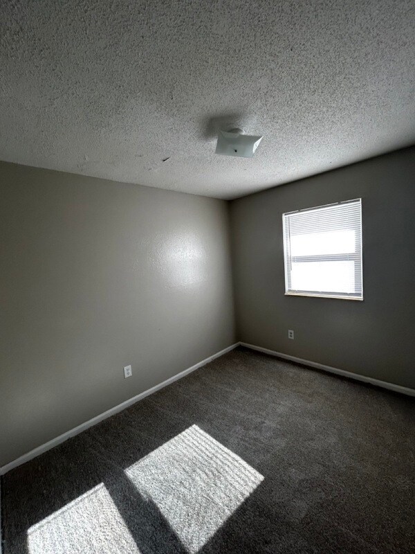 Building Photo - 1411 W Maple Ave