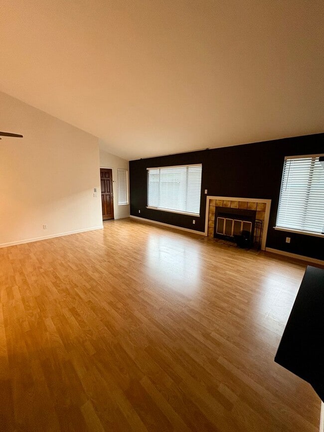 Building Photo - Updated 2bed/2full bath home in Pocket