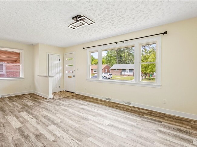 Building Photo - Luxury Remodeled 4 Bedrooms  2 Full Baths