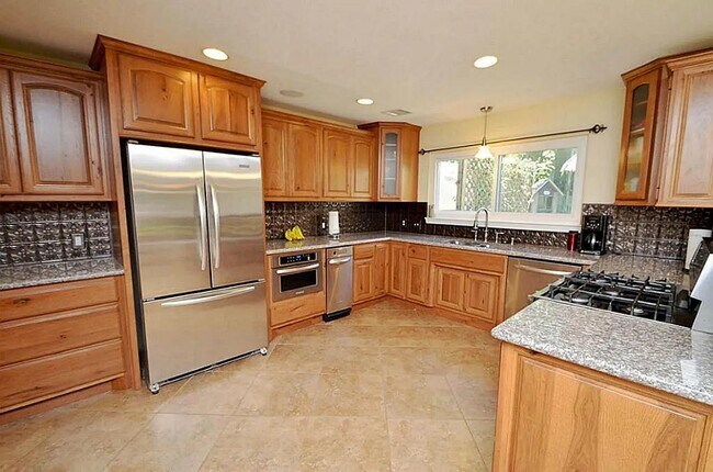 Building Photo - 3202 Bayou Dr