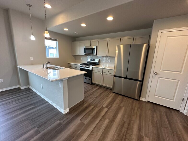 Building Photo - 7435 Gorgeted Quail Grv