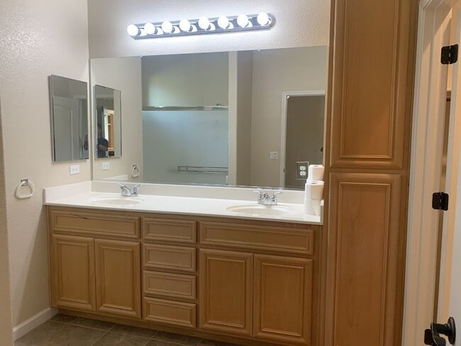 Building Photo - Rare opportunity to rent in the Eskaton Village in Placerville!