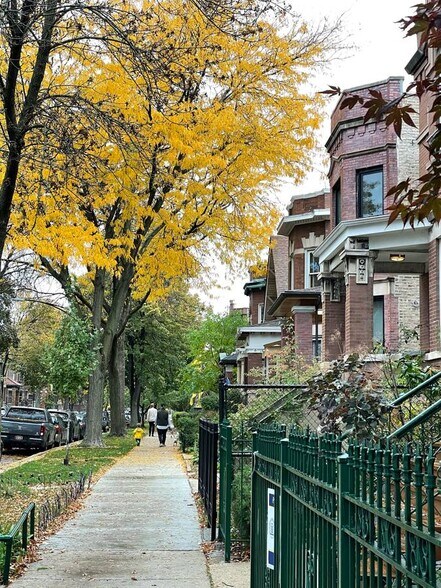 Building Photo - 906 N Oakley Blvd