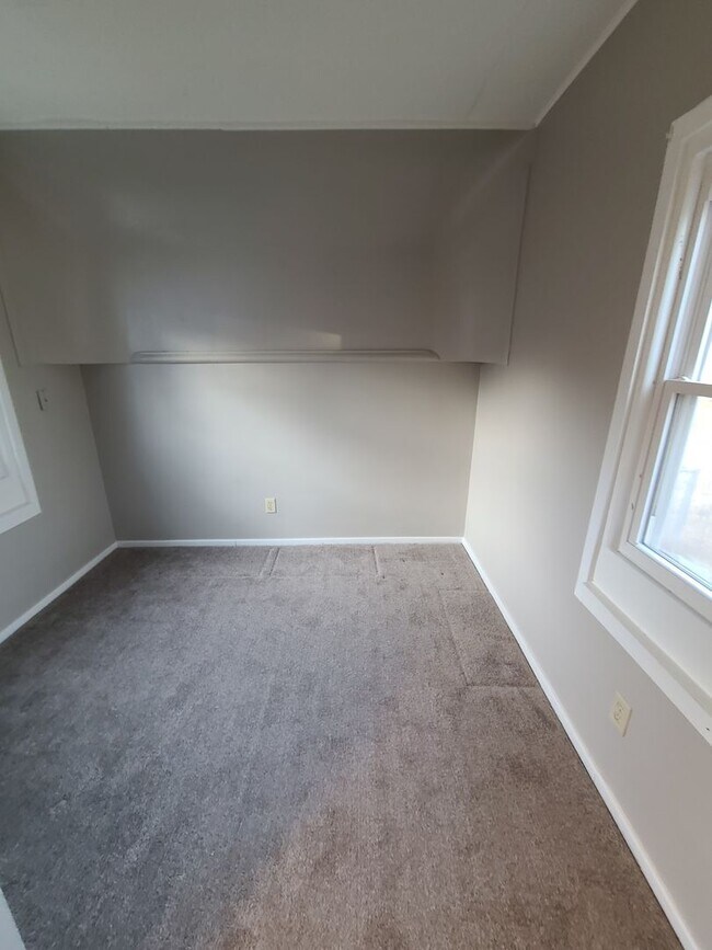 Building Photo - 2 bed 1.5 bath with vacant lot for your ki...