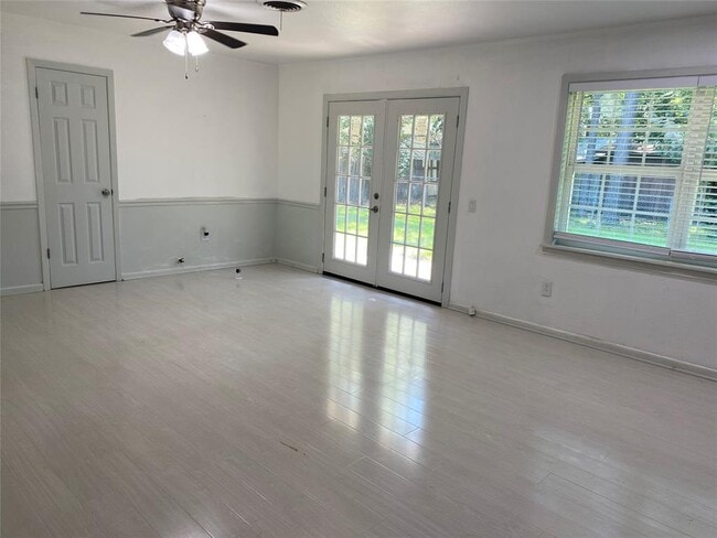 Building Photo - 608 Willow Bend Dr