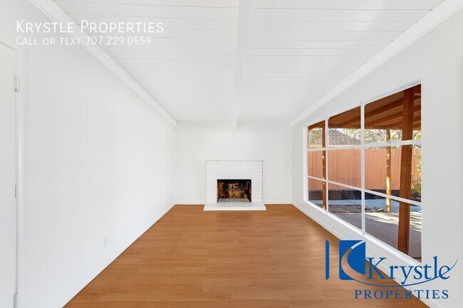 Building Photo - Beautifully updated home with solar panels...