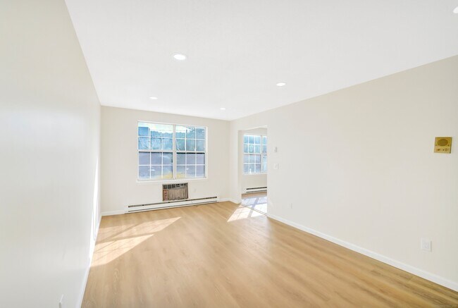 Building Photo - 1744 Thomaston Ave