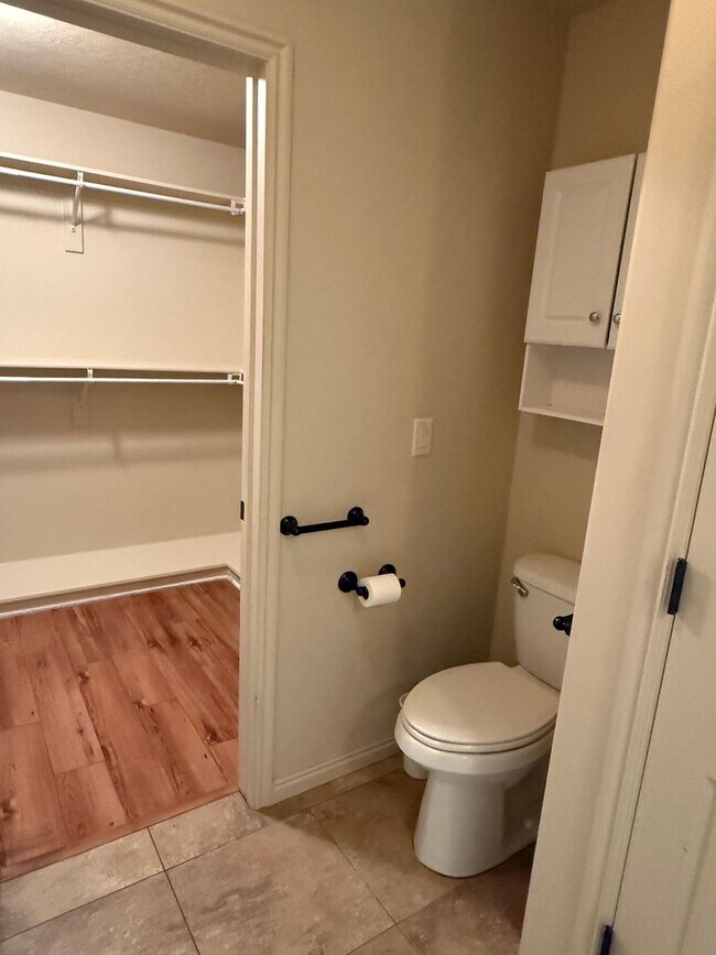 Building Photo - Beautiful patio home with 2 car garage, central air, fenced yard and covered patio