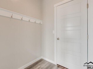 Building Photo - 4-Bedroom, 2.5-Bath Home with a 3-Car Gara...