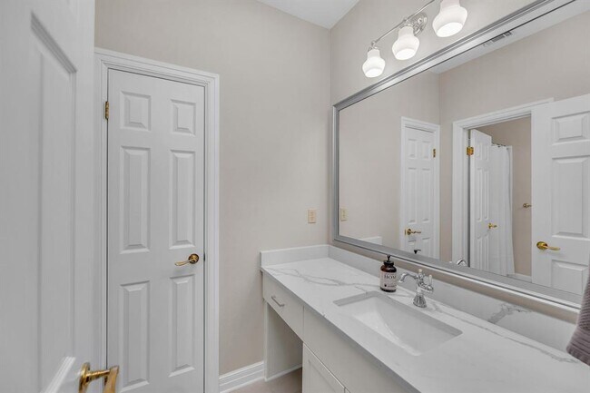 Building Photo - 927 Blue Spring Cir