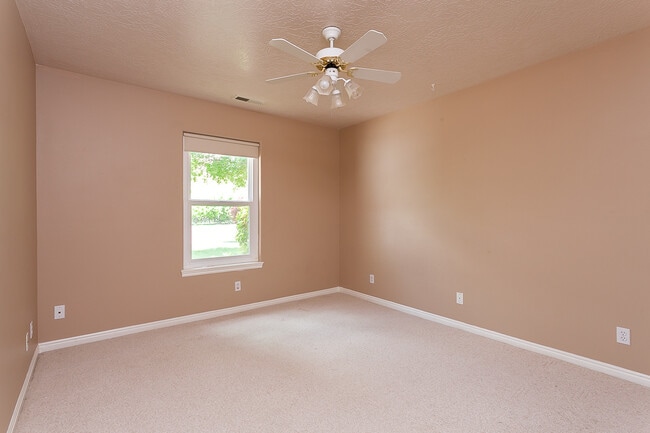 Building Photo - Pet-friendly home in downtown Hurricane
