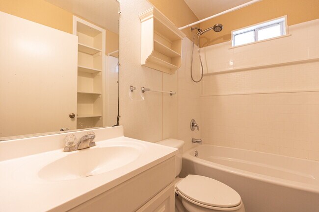 Building Photo - 303 Villareal St