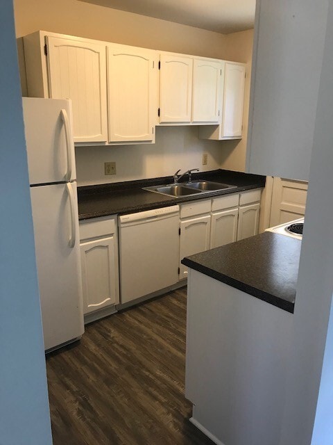 Building Photo - Blackstone-2 Bedroom Apartment-1st level