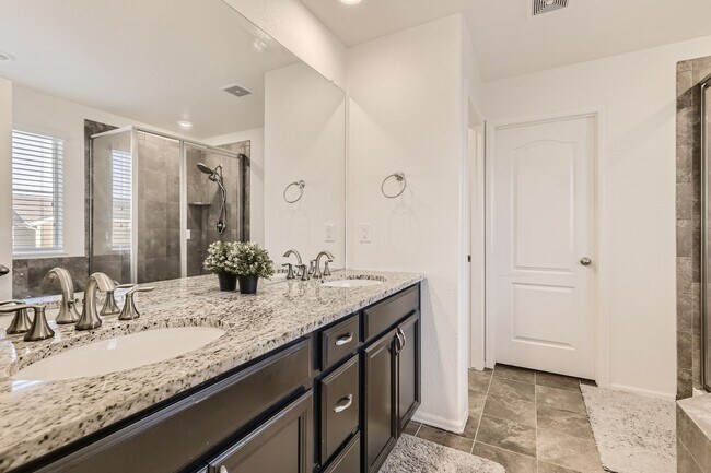 Building Photo - **** SPECIAL OFFER: 1 Month Rent FREE, if lease by July 1st week ****** Beautiful 4 bed, 4 bath h...