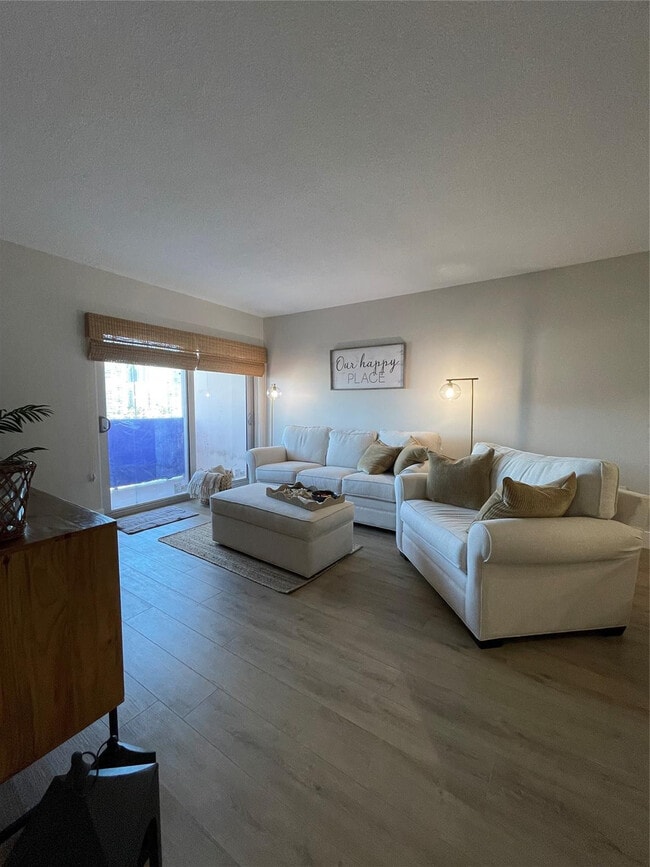 Building Photo - 400 Kings Point Dr