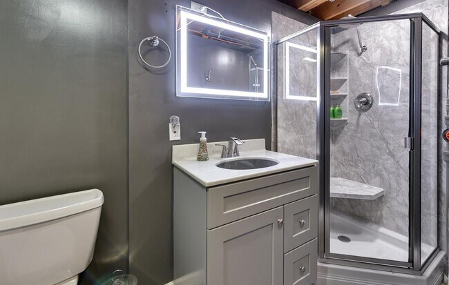 Building Photo - Spacious Tri-Level Home With Modern Upgrad...